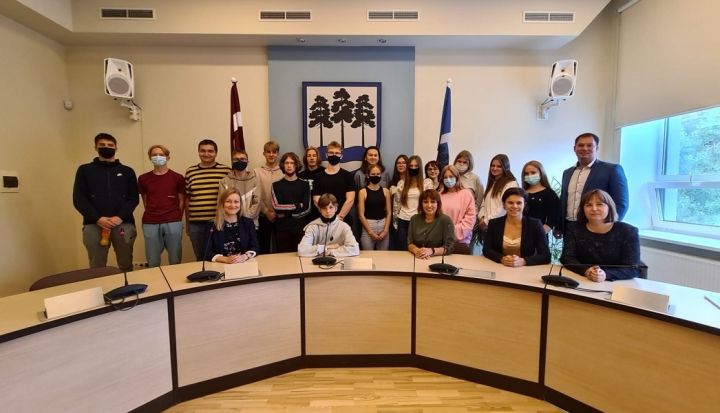 Ogres 1. vidusskolas skolēniem mācību stunda pašvaldībā