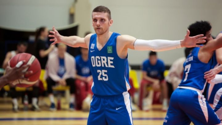 Ogres basketbolisti LBL ceturtdaļfināla pirmajā mačā sagrauj valmieriešus