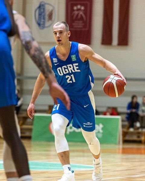 "Ogres" basketbolisti sīvā cīņā viesos uzvar "Ventspili"