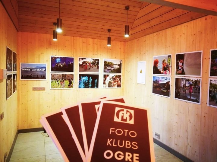 Ogres bibliotēkas kafijas namiņā foto izstāde "Ogre – lai skan!"