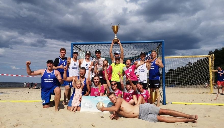 Ogres komanda iegūst čempiona titulu pludmales handbolā