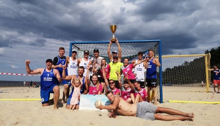 Ogres komanda iegūst čempiona titulu pludmales handbolā