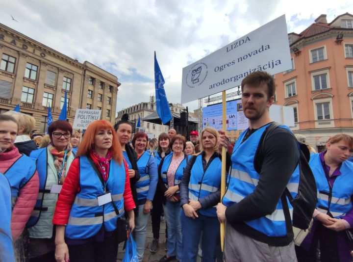 Ogres novada pedagogi piedalās protesta gājienā