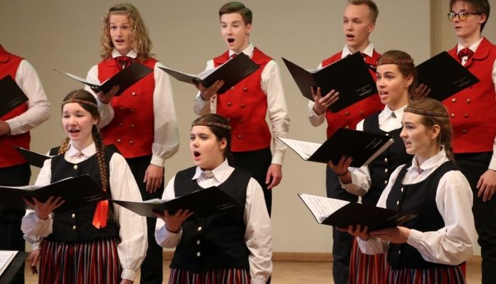 Ogres novada skolu vokālie ansambļi un kori tiekas dziedāšanas svētkos