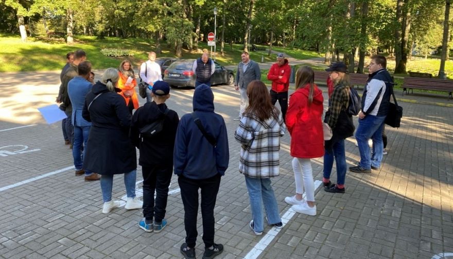 Ogres novada vadība uzklausa jauniešus par velo trases izbūvi Lielvārdē