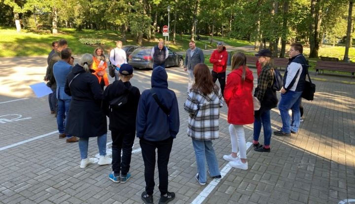 Ogres novada vadība uzklausa jauniešus par velo trases izbūvi Lielvārdē