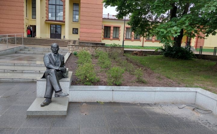 Ogres pilsētā noņemti salauztie viedie soliņi