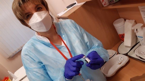 Ogres slimnīcas mediķi pēc slimošanas ar Covid-19 atgriežas darbā; lielākā daļa jau saņēmuši vakcīnas