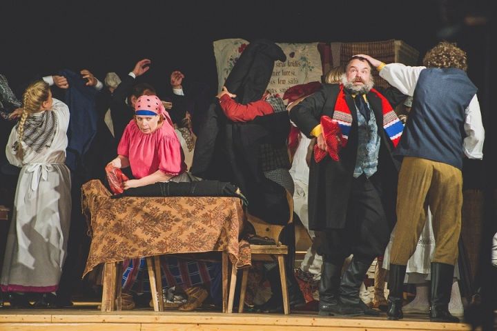 Ogres teātris ar brīvdabas izrādi "Skroderdienas Silmačos" viesosies Ikšķilē un Meņģelē (papildināts)