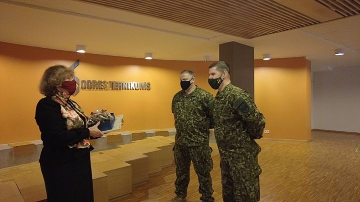 Ogres Tehnikums saņem Aizsardzības ministrijas goda rakstu