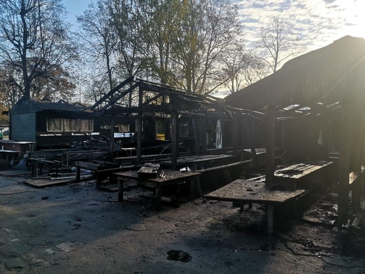 Ogres tirgū ugunsdzēsēji dzēsuši koka nojumes un kioskus