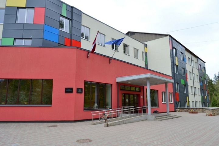 Ogres Valsts ģimnāzija aicina darbā fizikas skolotāju