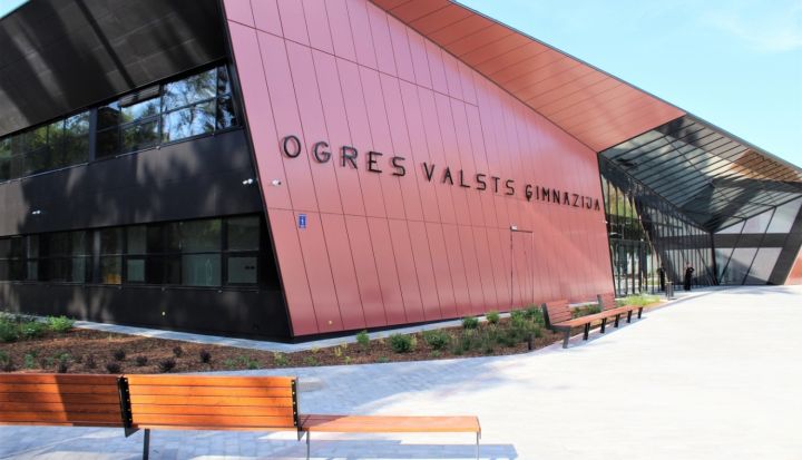 Ogres Valsts ģimnāzijas jaunās skolas un sporta arēnas ēka nodota ekspluatācijā