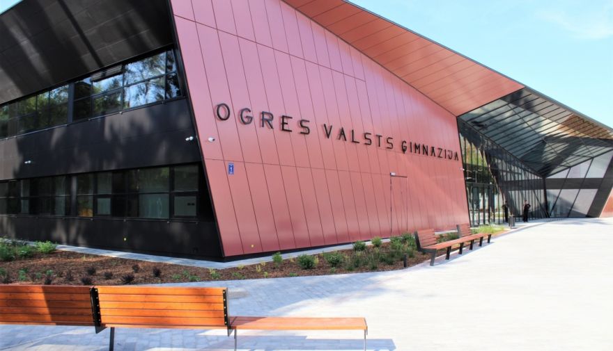 Ogres Valsts ģimnāzijas jaunās skolas un sporta arēnas ēka nodota ekspluatācijā
