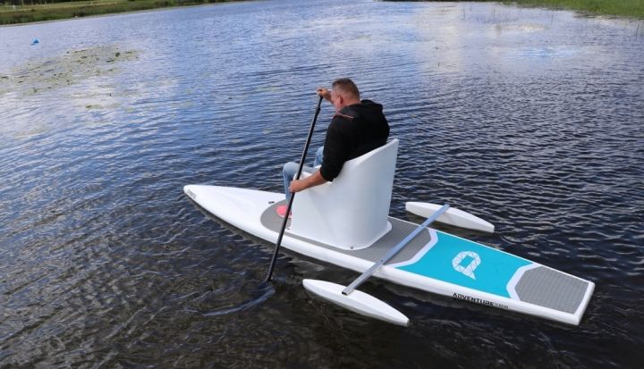 Ogres vecupes pludmalē izmēģina invalīdiem pielāgotu SUP dēli