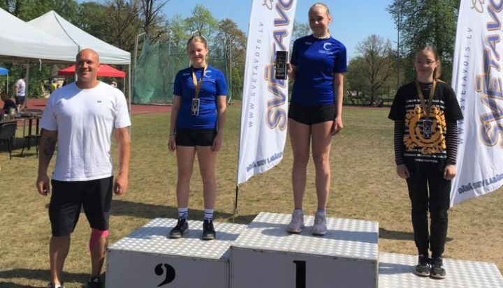 Ogres vieglatlēti no Cēsīm atved 11 medaļas