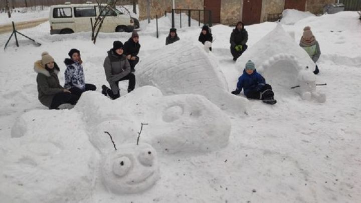 OMMS izveido skulptūras no sniega