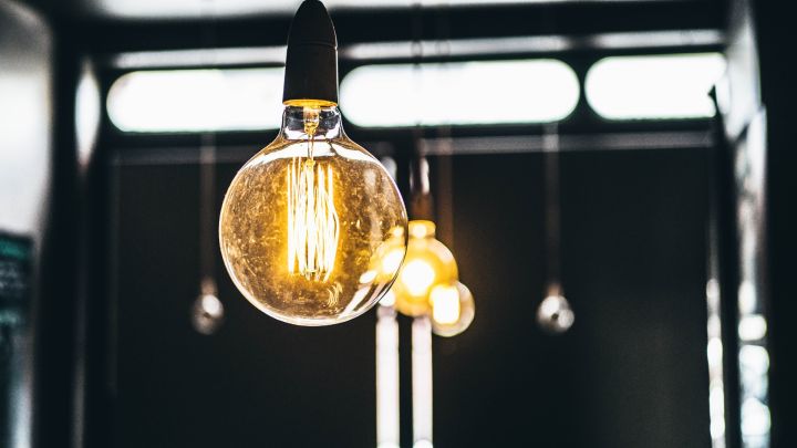 Pagarina elektroenerģijas atbalsta periodu aizsargātajiem lietotājiem