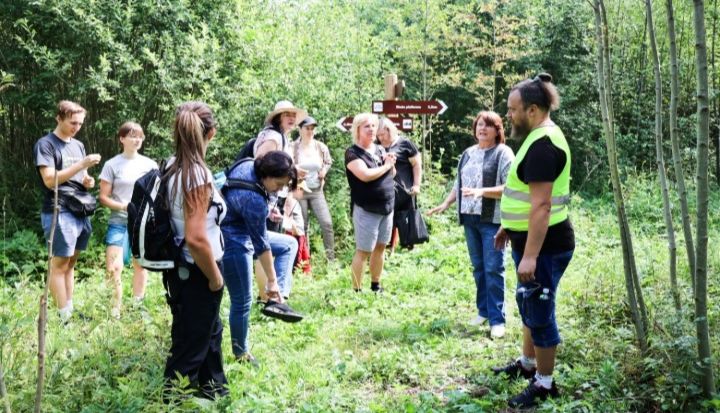 Pārgājiena laikā dabas parkā “Ogres ieleja” atklāj vides izglītības taku
