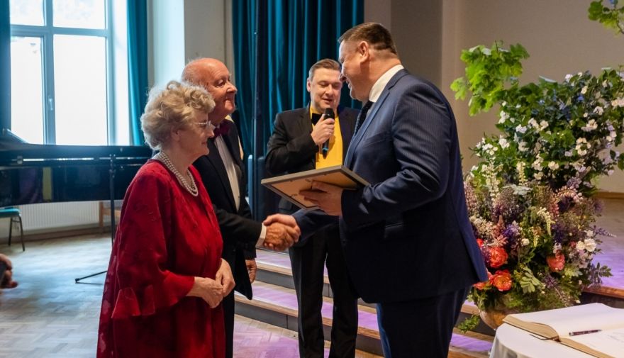 Pašvaldība godina Dimanta un Zelta kāzu pārus (FOTO)