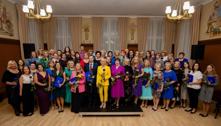 Pašvaldība godina "Ogres novada Gada pedagogs 2023" laureātus un ilggadējos pedagogus