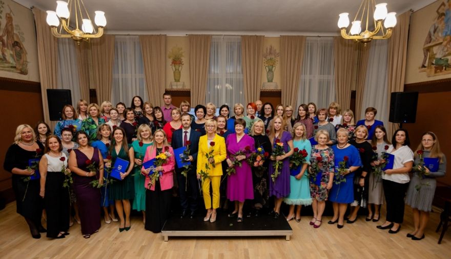 Pašvaldība godina "Ogres novada Gada pedagogs 2023" laureātus un ilggadējos pedagogus