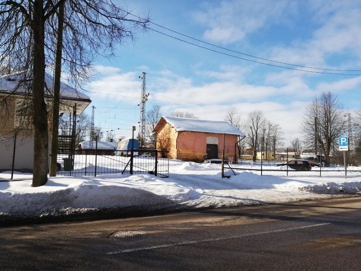 Pašvaldība plāno pārņemt īpašumā auto stāvlaukumu Upes prospektā