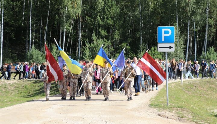 Patriotiskās audzināšanas pārgājienā piedalās skolēni no visa Ogres novada