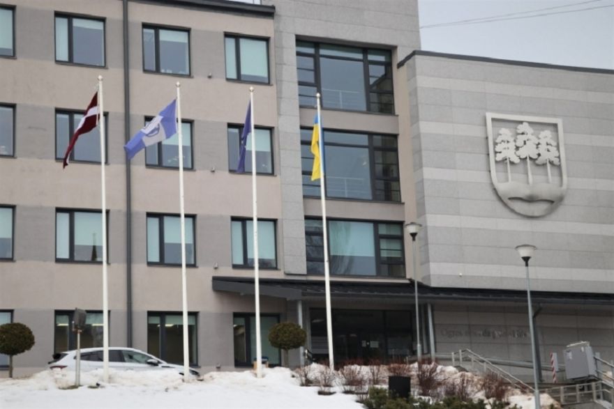 Paužot atbalstu Ukrainai, pie novada pašvaldības ēkas pacelts Ukrainas karogs
