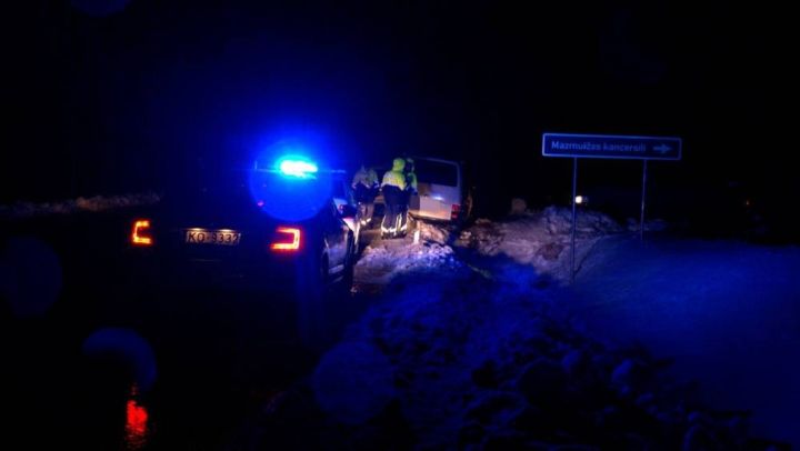 Pie Ikšķiles smagi avarē mikroautobuss; pieci cilvēki gūst ievainojumus