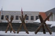 Pie Ogres novada Kultūras centra barikāžu 30 gadiem veltīta instalācija