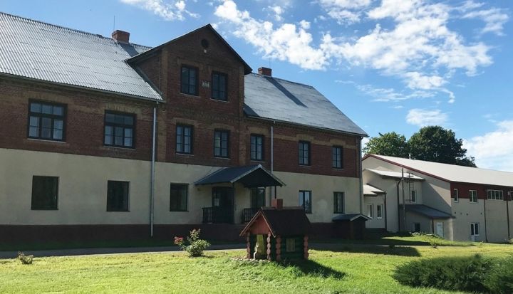 Piedāvā iespēju veidot un vadīt Krapes skolu