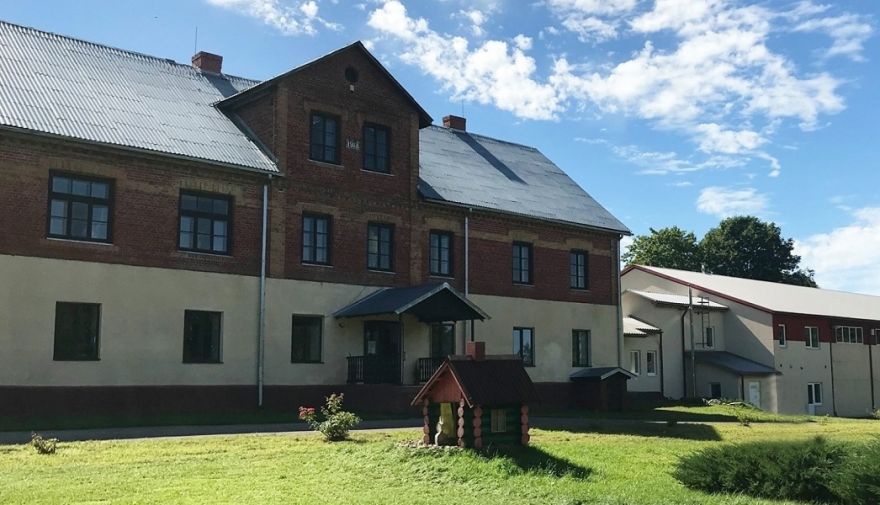 Piedāvā iespēju veidot un vadīt Krapes skolu