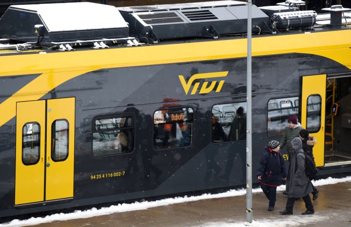 Piektdien pasažieru pārvadājumus turpina nodrošināt deviņi jaunie elektrovilcieni