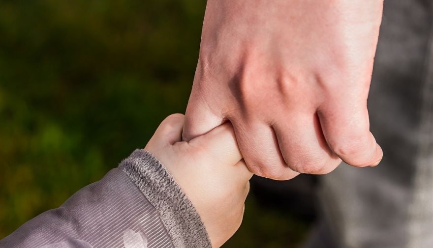 Pieņemti saistošie noteikumi par palīdzības sniegšanu audžuģimenēm