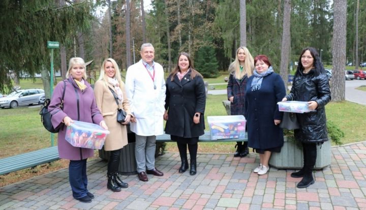 PII "Dzīpariņš" dāvina Ogres slimnīcas mazākajiem apmeklētājiem "Drosmes kasti"