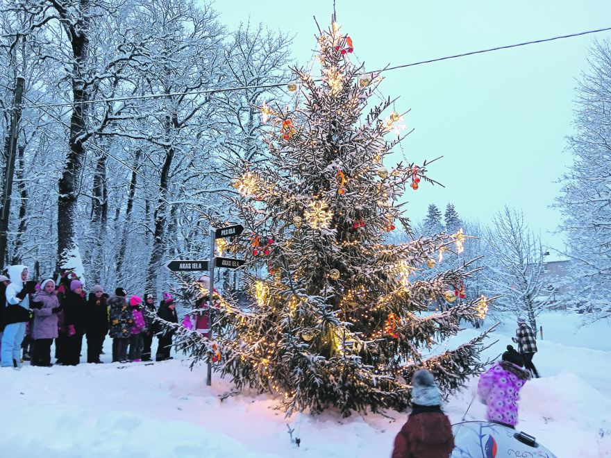 Pirmās Adventes svece iedegta spoži