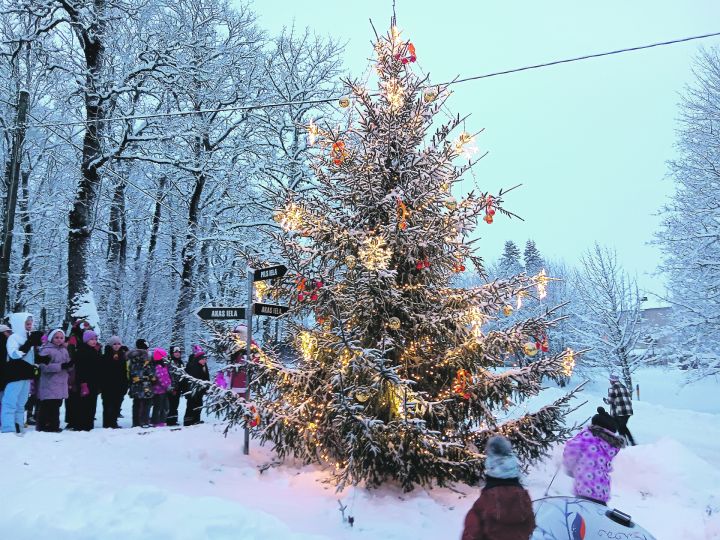 Pirmās Adventes svece iedegta spoži