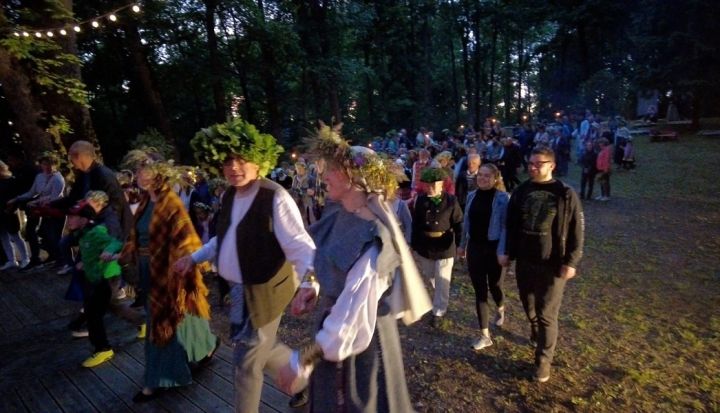 Plāteres pilskalnā nosvinēti Vasaras saulgrieži