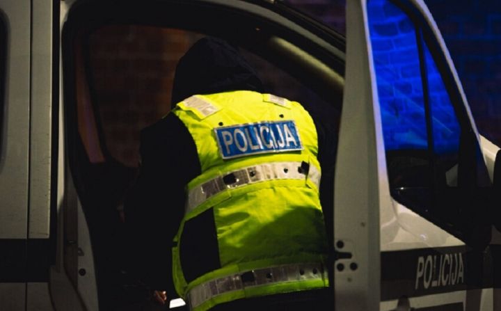 Policija aiztur trīs vīriešus saistībā ar bruņoto laupīšanu Rembatē
