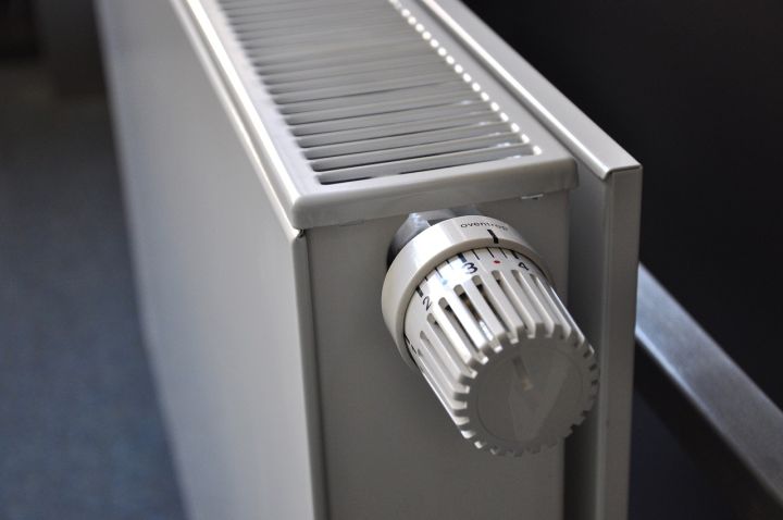 Radiatorus un dvieļu žāvētājus dzīvoklī iespējams nomainīt pēc apkures sezonas beigām