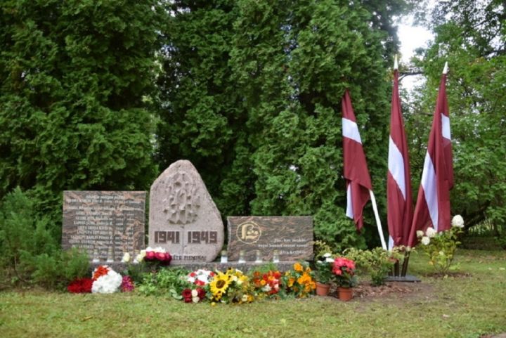 Rembatē atklāta piemiņas plāksne
