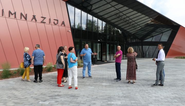 Rīgas ģimnāziju direktori apskata Ogres Valsts ģimnāzijas jauno ēku