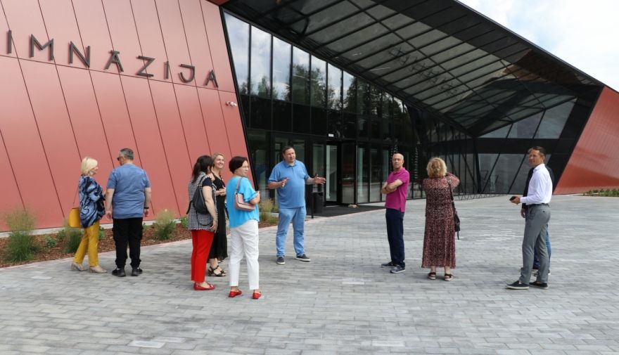Rīgas ģimnāziju direktori apskata Ogres Valsts ģimnāzijas jauno ēku