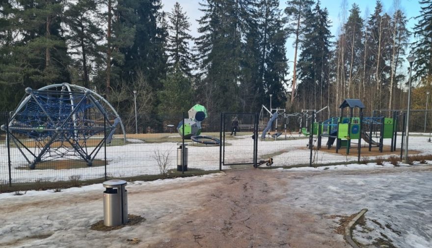 Rotaļu laukuma J. Čakstes prospektā apmeklētājiem jābūt uzmanīgiem