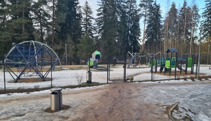Rotaļu laukuma J. Čakstes prospektā apmeklētājiem jābūt uzmanīgiem