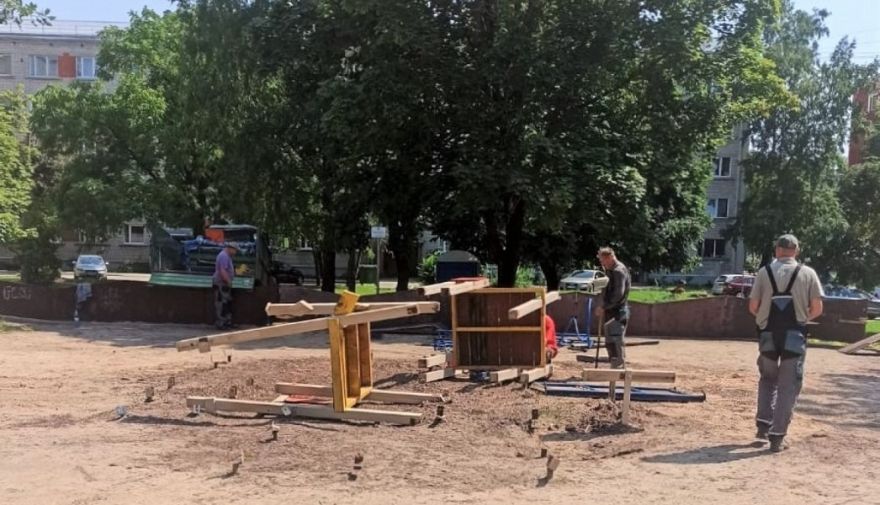 Rotaļu laukumā Mālkalnes prospektā 5/7 tiek demontētas kritiskā stāvoklī esošās iekārtas