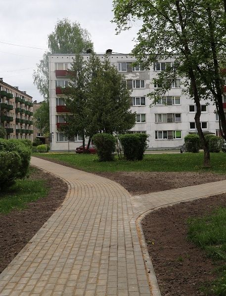 Sakārtoti Mālkalnes prospekta 39 iekšpagalma celiņi