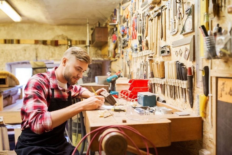 Septiņi jaunie mēbeļu galdnieki sacenšas par iekļūšanu SkillsLatvia 2022 finālā