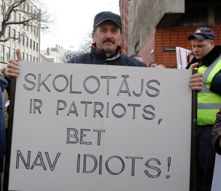 Skolotāju dienā pieredzējušie pedagogi jaunajiem kolēģiem vēl humora izjūtu un drosmi